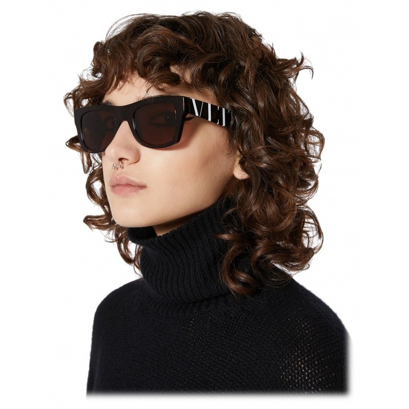 Portrait with curls and oversized frames